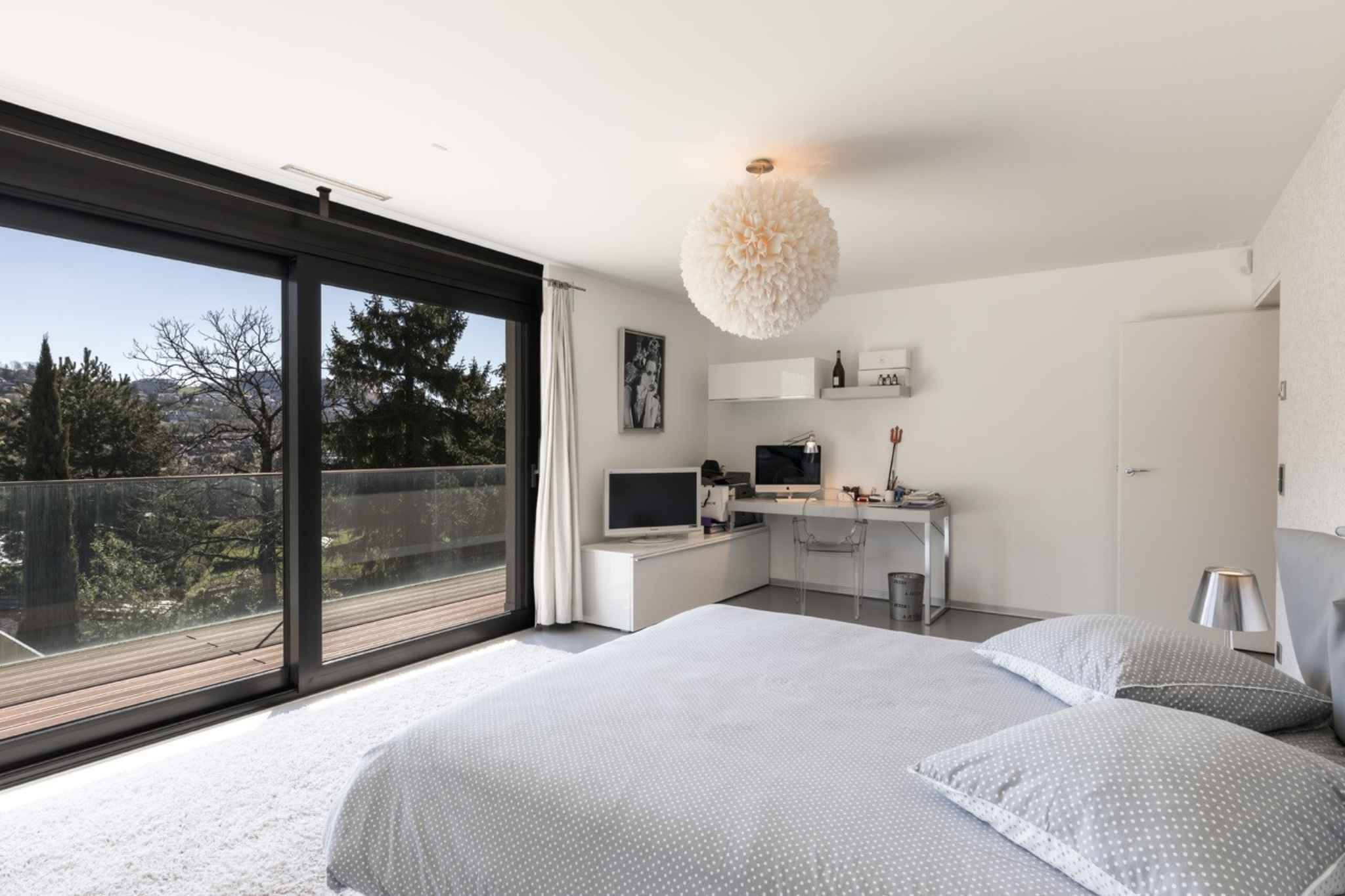 Modernes Schlafzimmer mit großem Fensterfrontblick