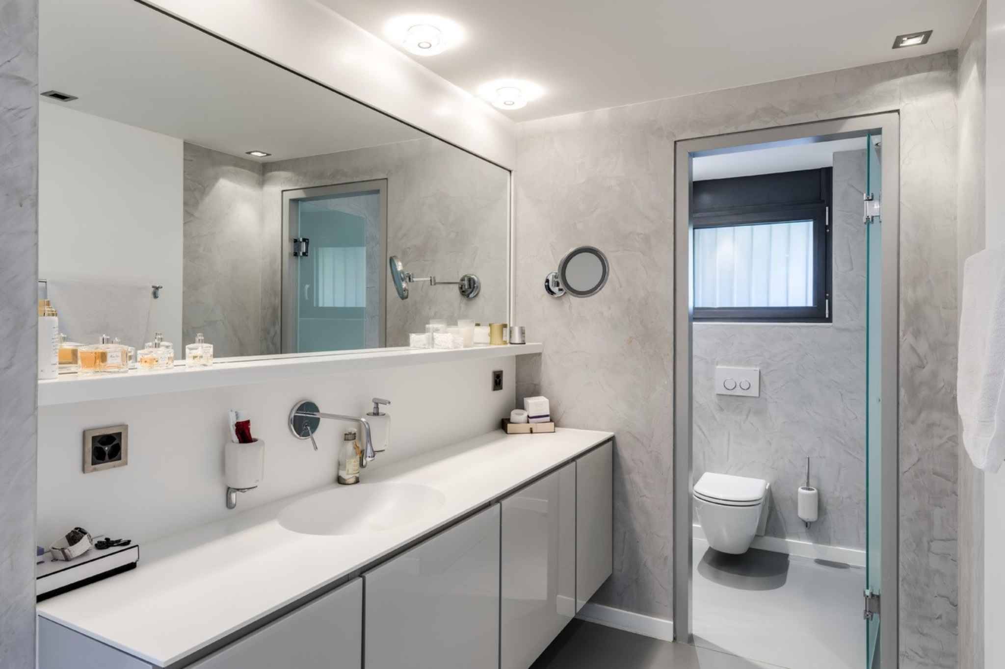 Modernes Badezimmer mit Doppelwaschtisch und separatem WC