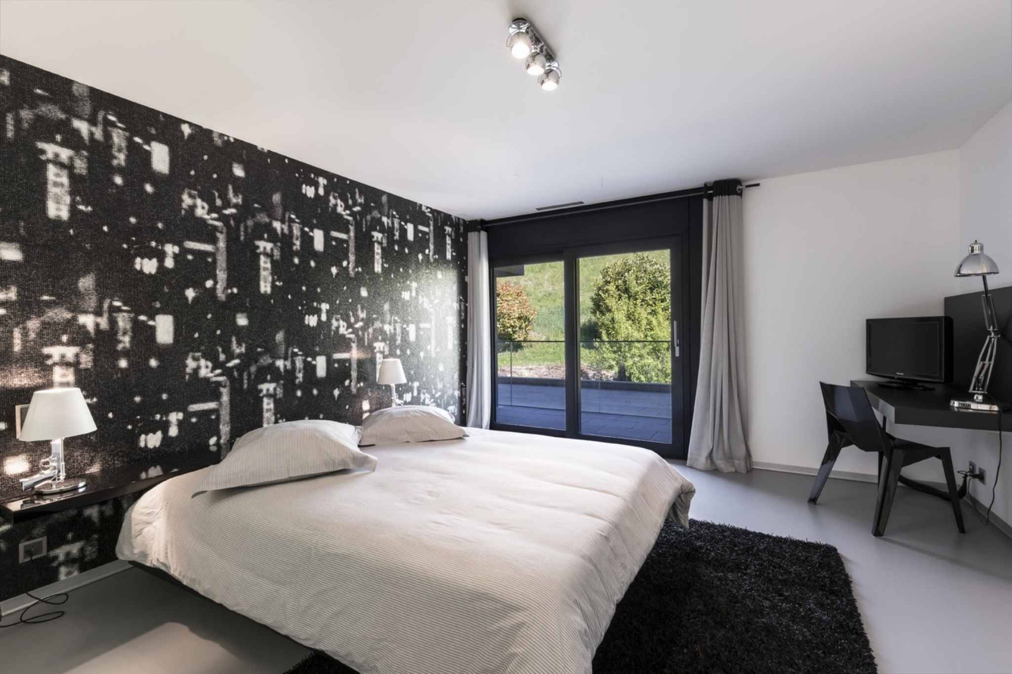 Modernes Schlafzimmer mit Balkonblick