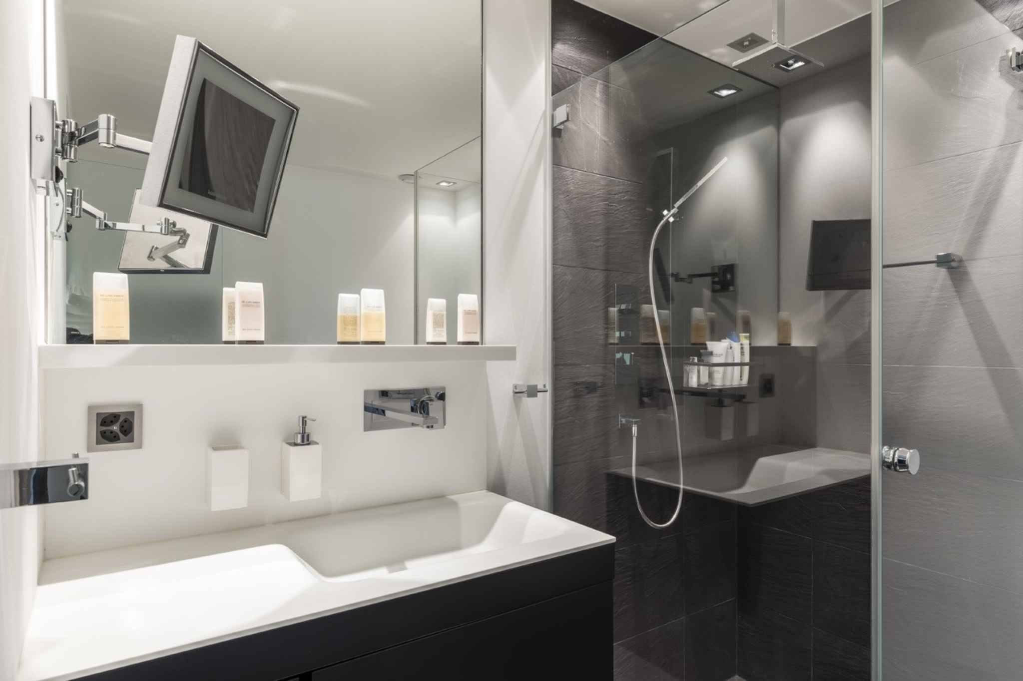 Modernes Badezimmer mit Doppelwaschtisch und Dusche