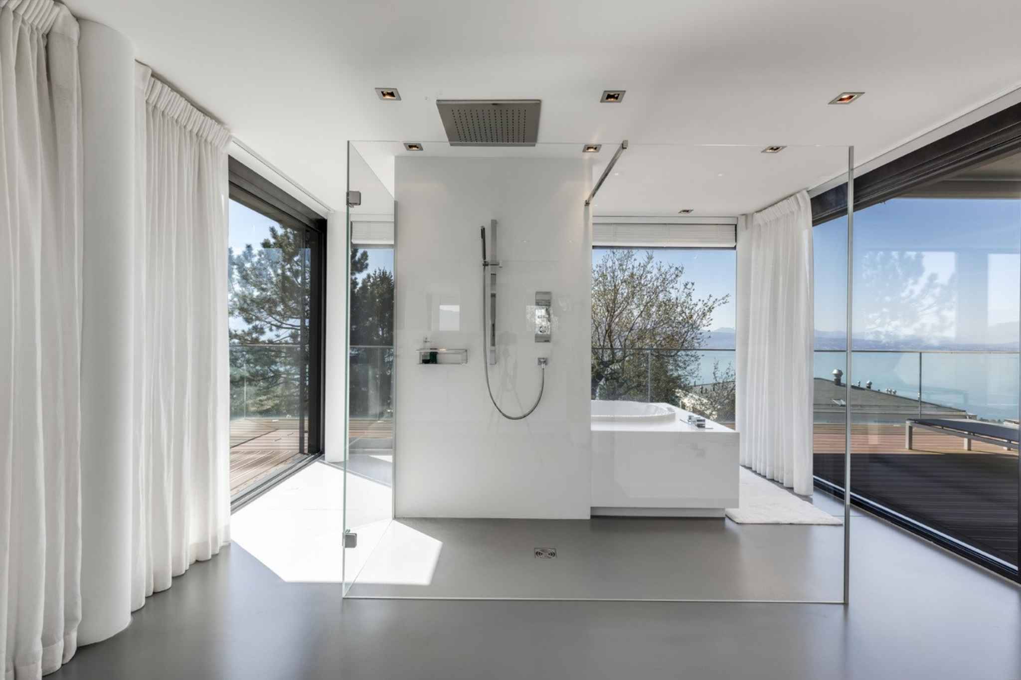 Moderne Badezimmer mit Panoramablick