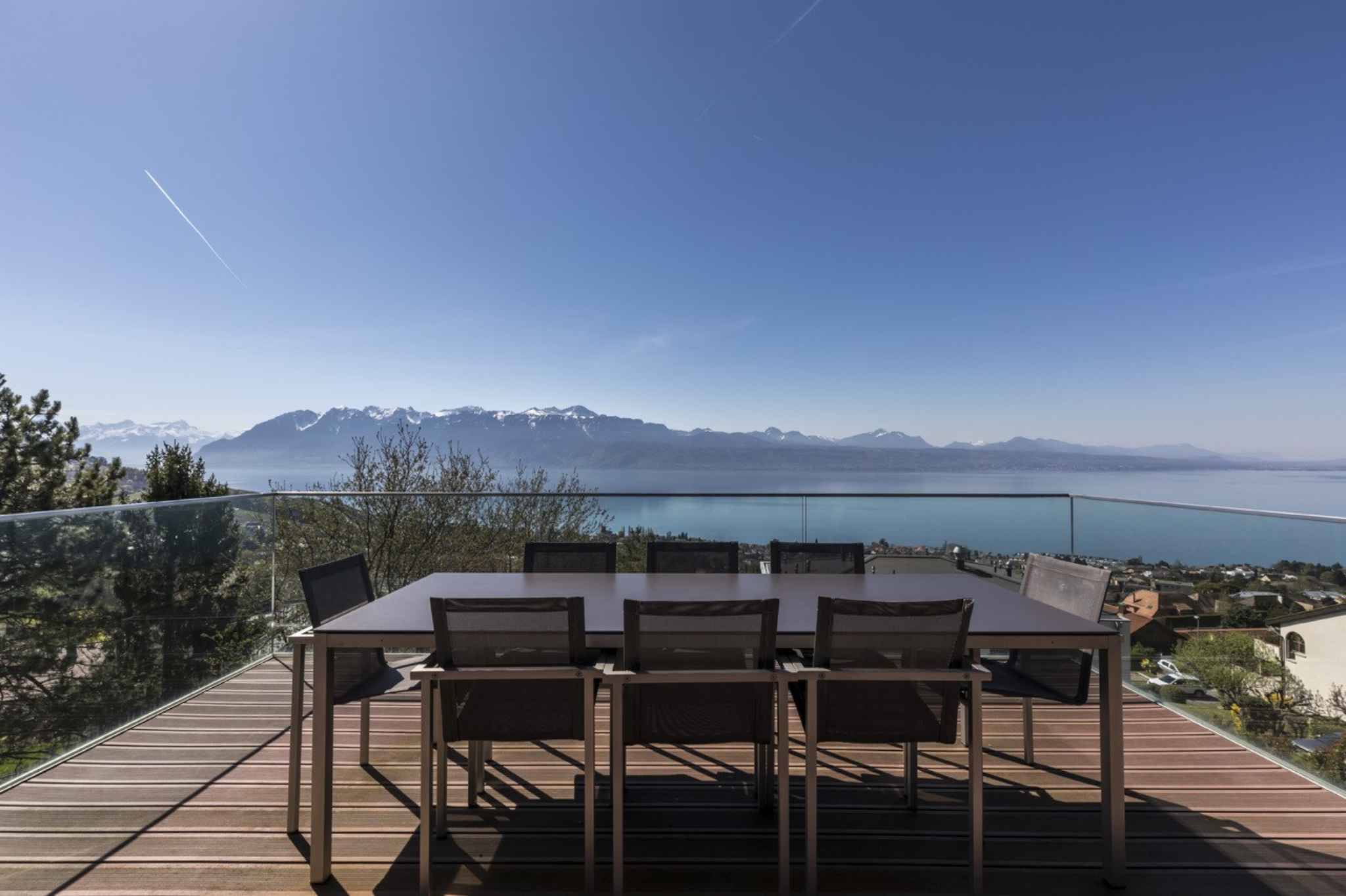 Terrasse mit Seeblick und Bergpanorama