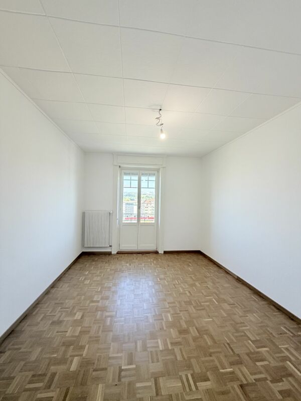 Leerer heller Raum mit Parkettboden