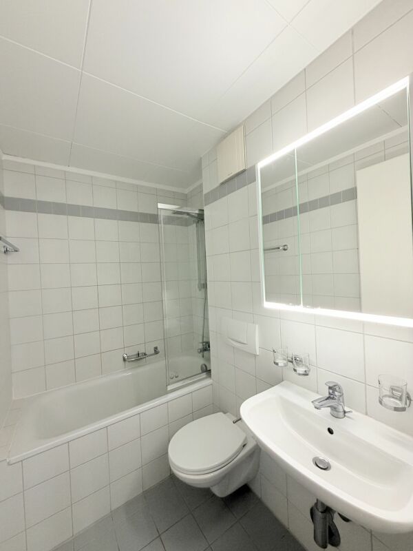 Badezimmer mit Badewanne, Dusche und Waschbecken