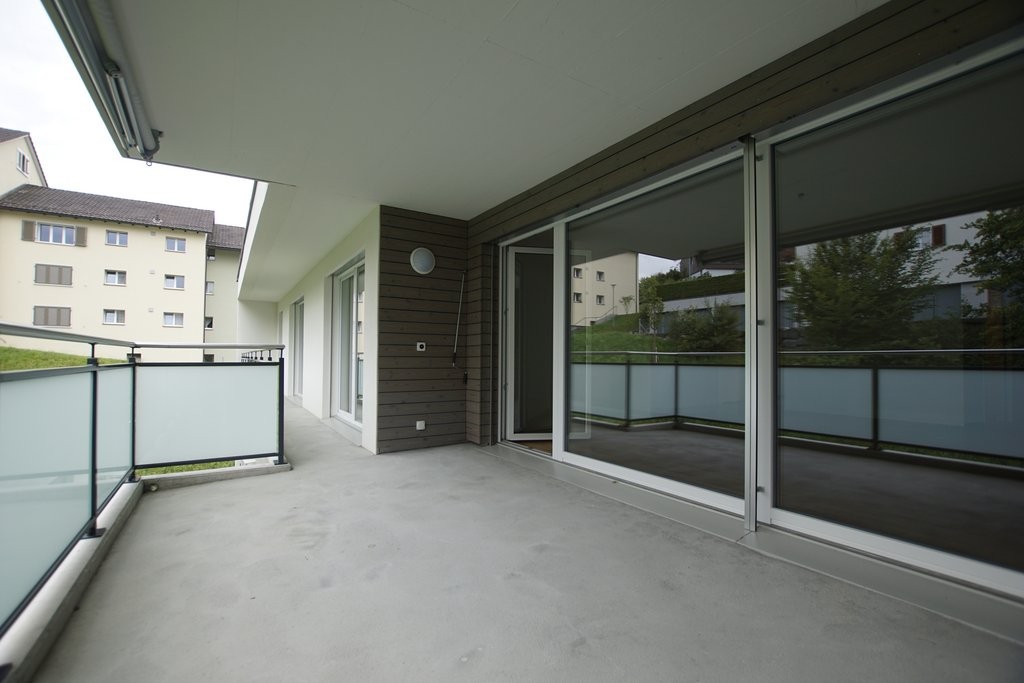 Überdachter Balkon mit Glasgeländer