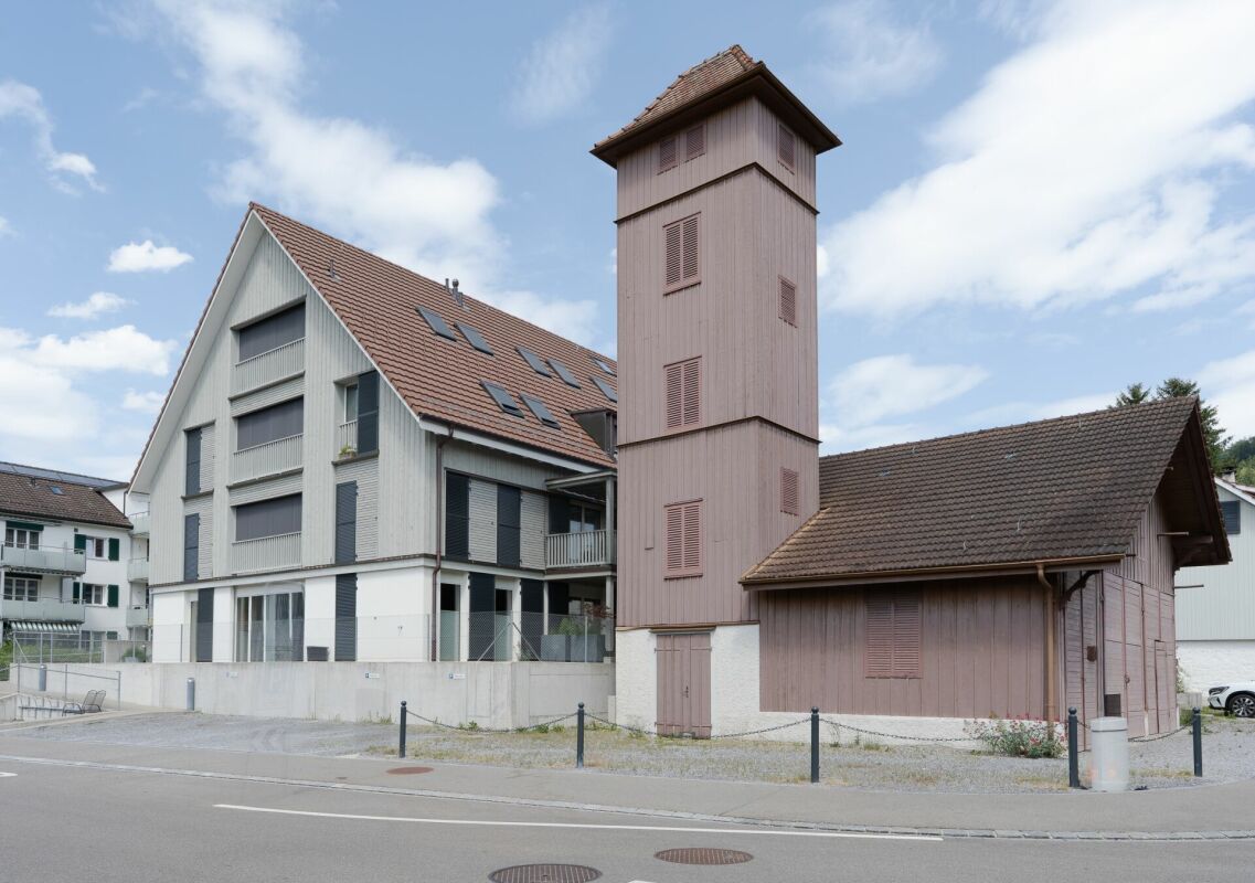 Kirchliches Gebäudeensemble mit Turm
