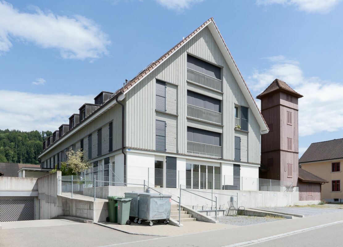 Mehrfamilienhaus mit steilem Satteldach