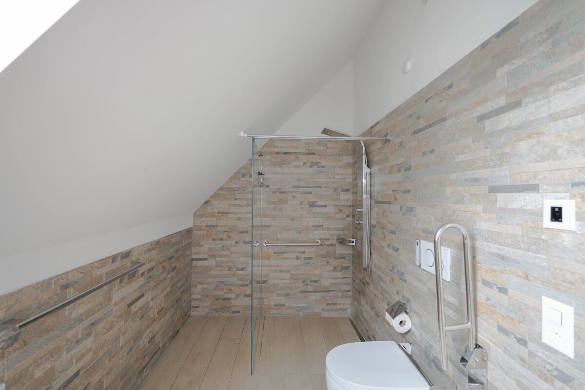 Dachgeschoss-Bad mit Dusche