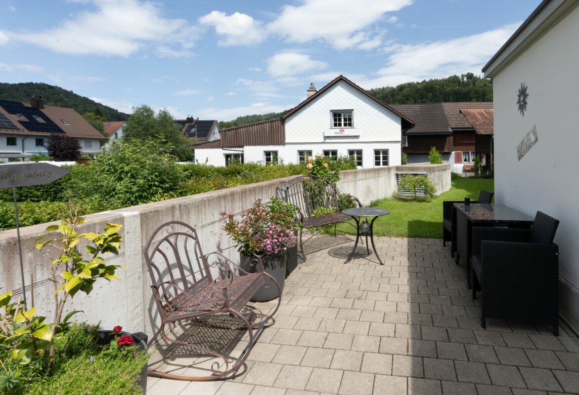 Terrasse mit Garten und Wohnhäusern