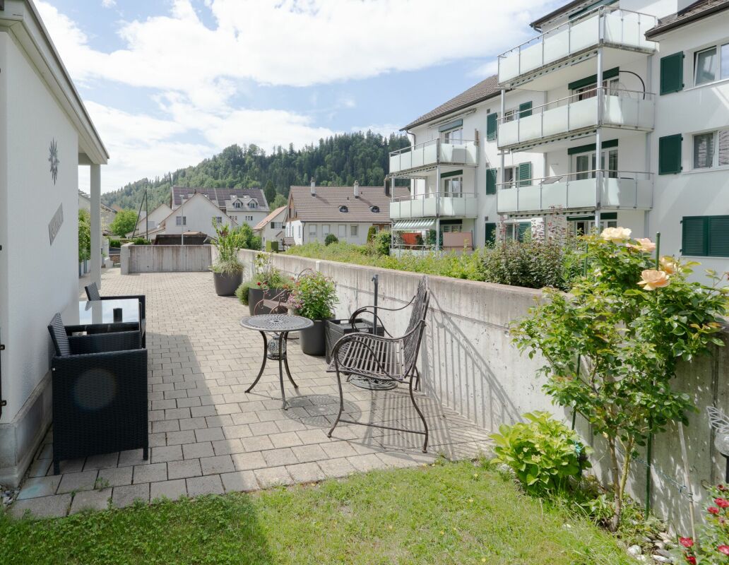 Terrasse mit Sitzbereich und Garten