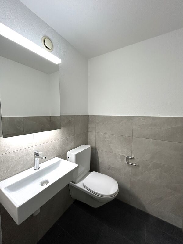 Modernes Gäste-WC mit Wandwaschbecken und Hänge-WC