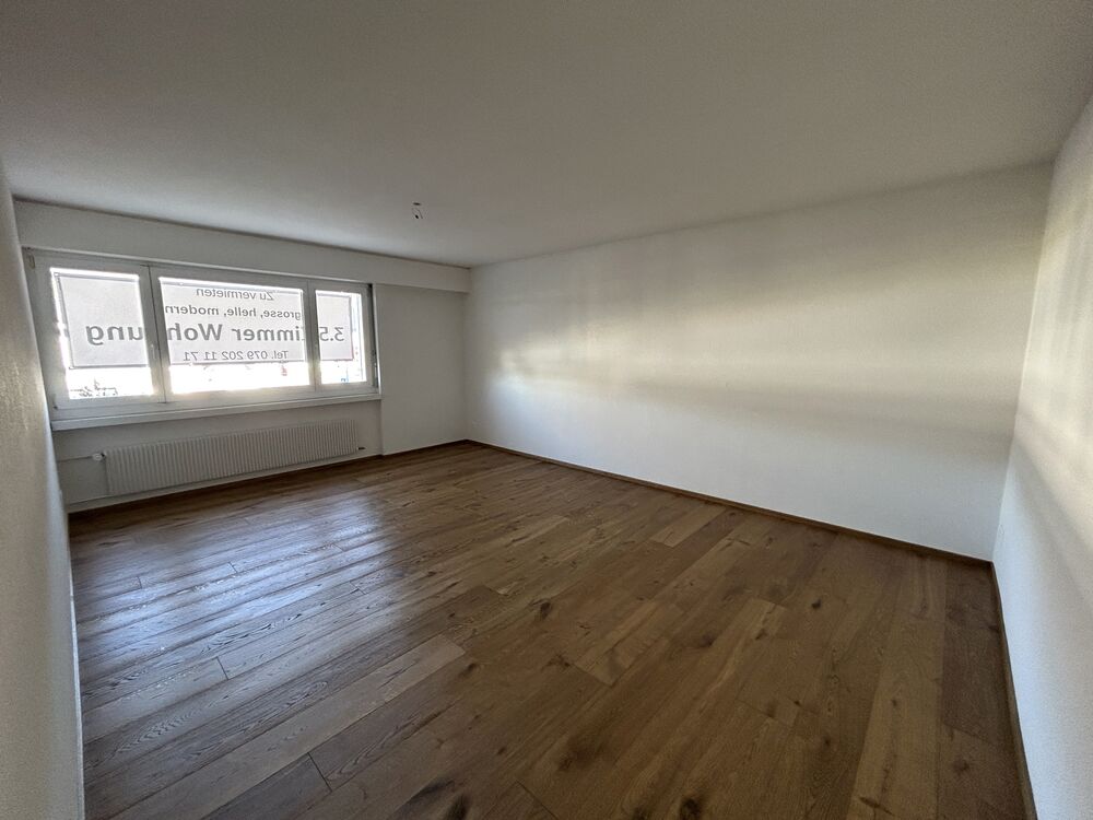 Leerer Wohnraum mit Fensterfront