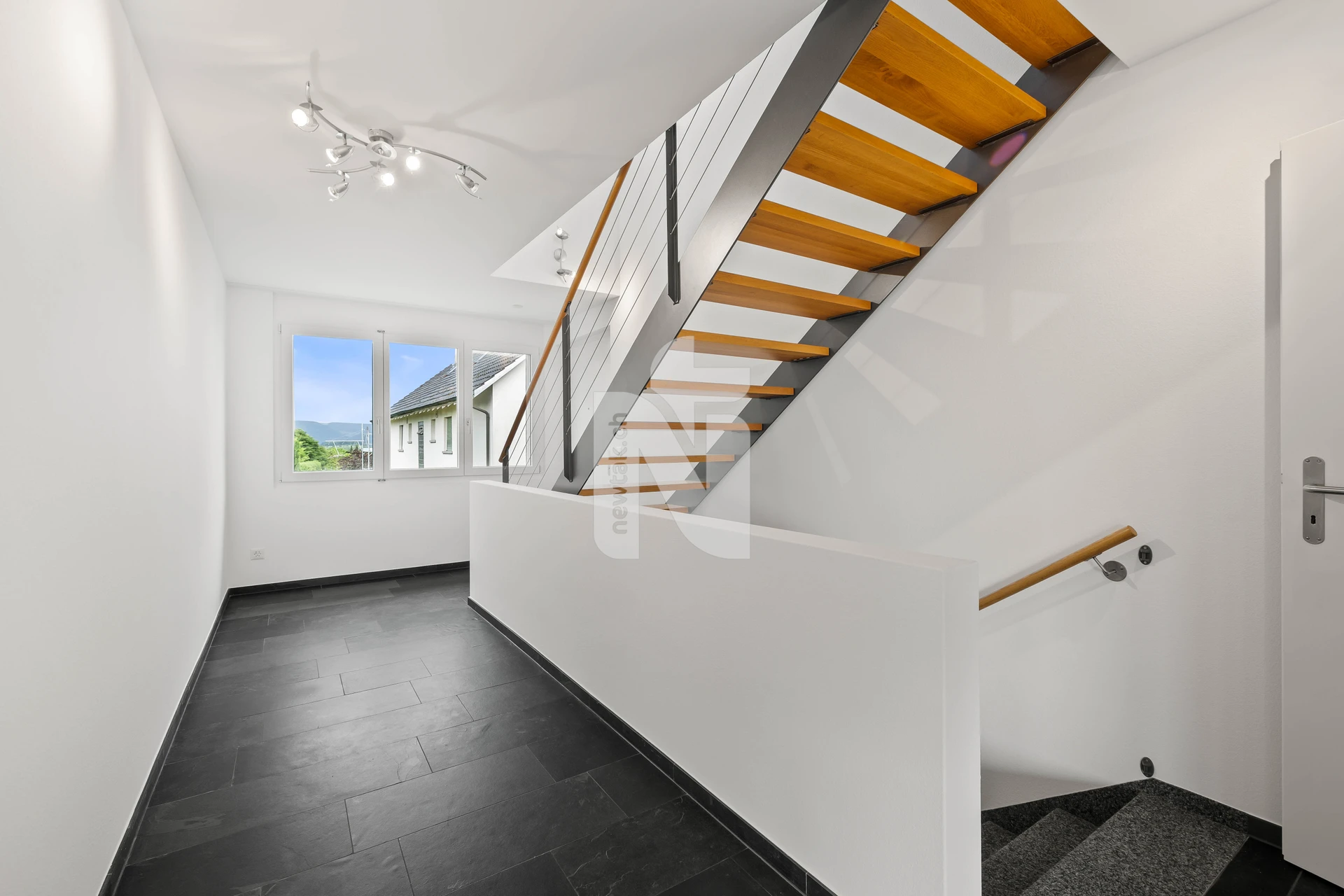 Moderner Flur mit Treppe