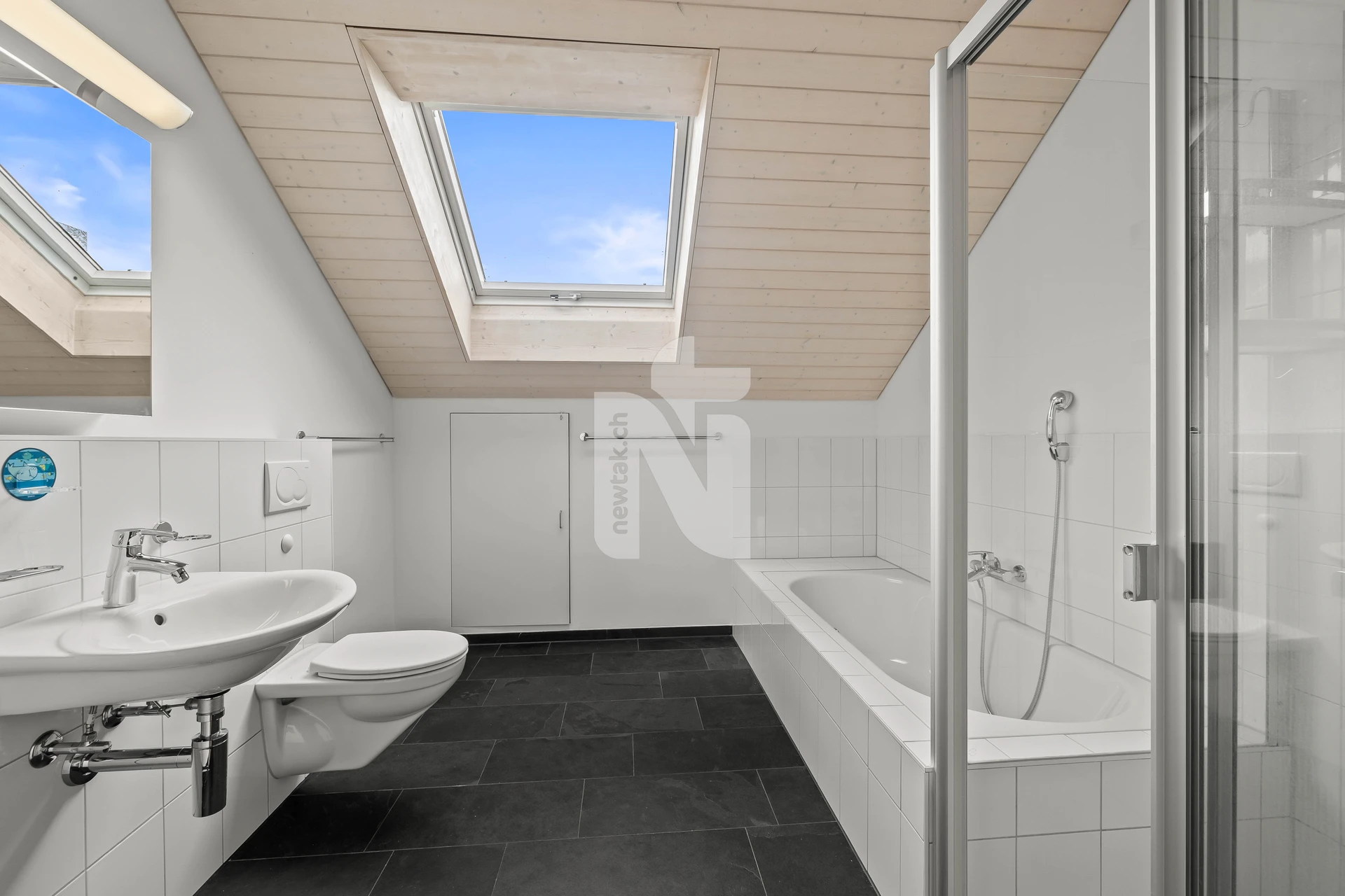 Helles Dachgeschossbad mit Dachfenstern