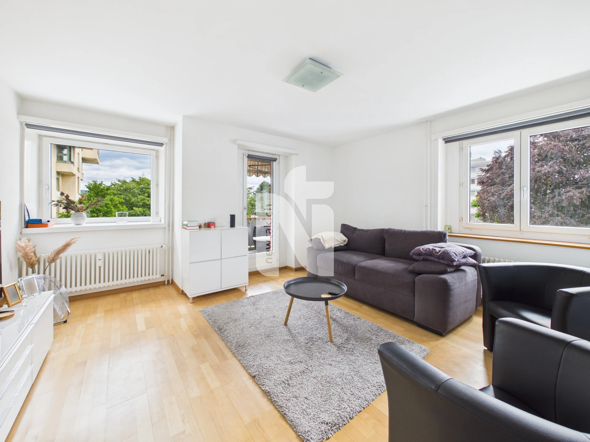 Helles Wohnzimmer mit großen Fenstern