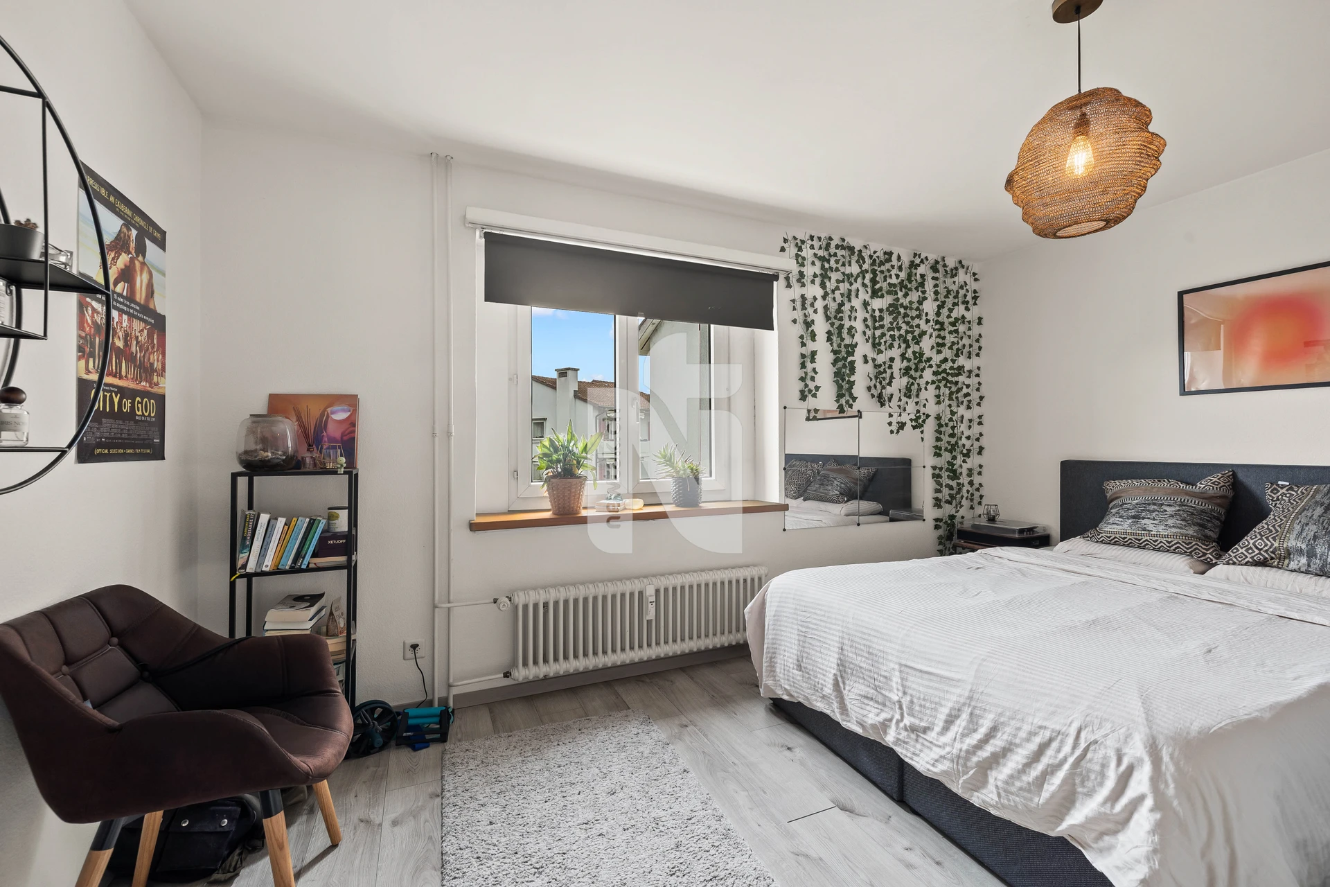 Modernes Schlafzimmer mit Tageslicht