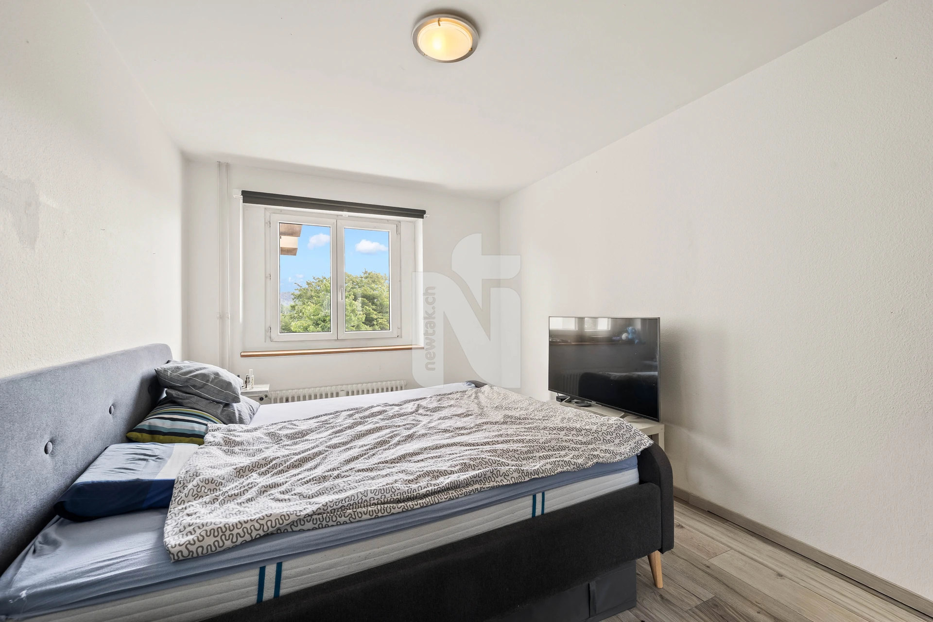 Helles Schlafzimmer mit Doppelbett
