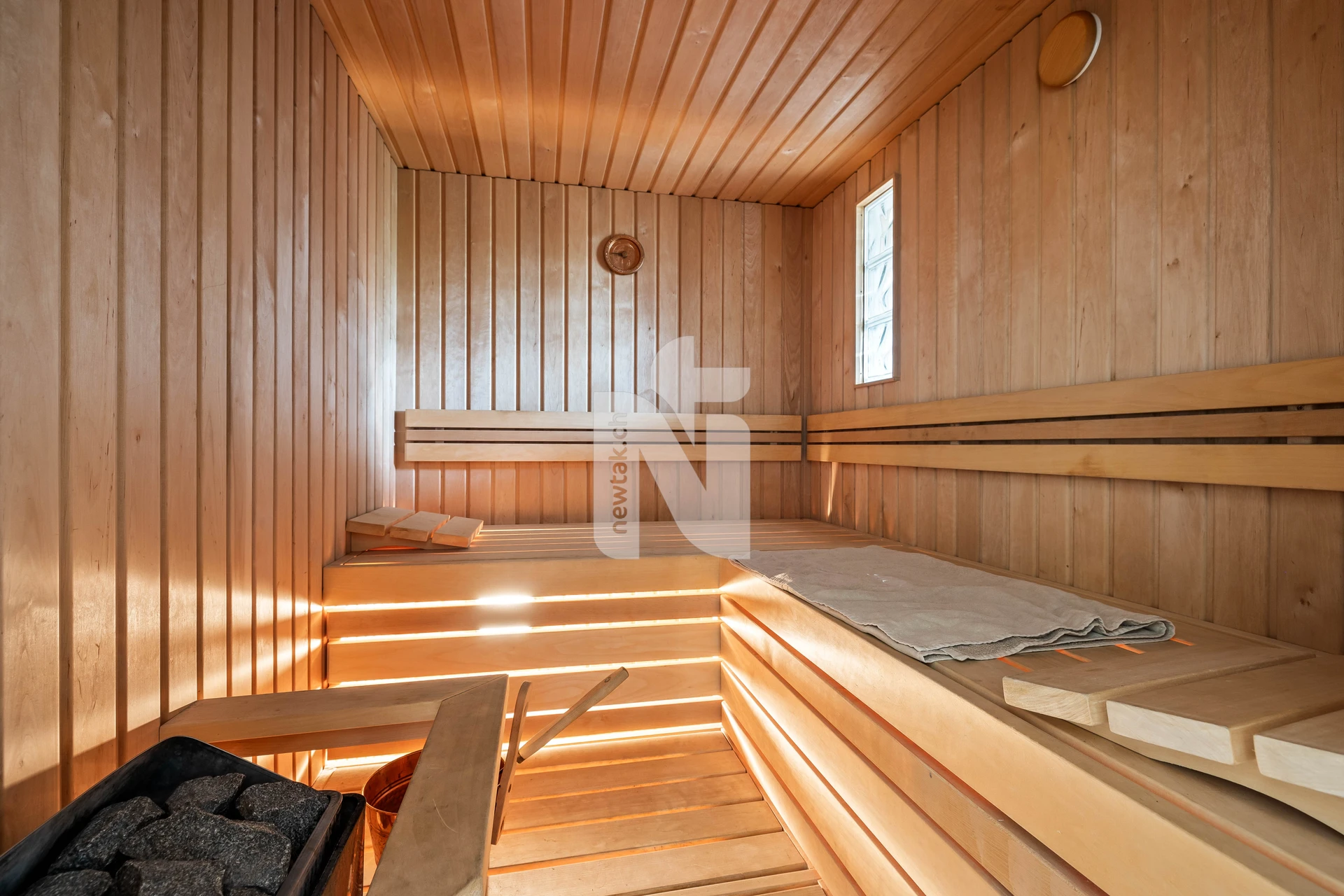 Sauna-Innenraum mit Holzausstattung