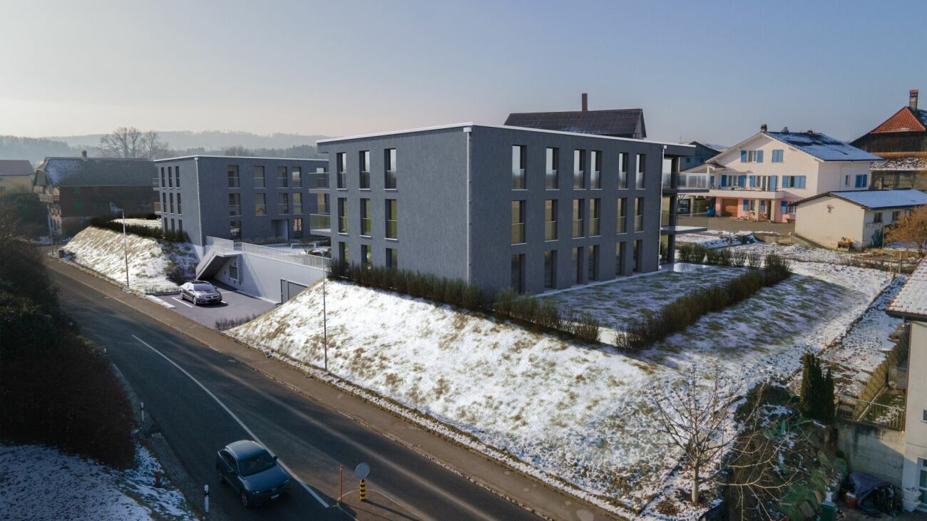 Moderne Wohnanlage an der Straße
