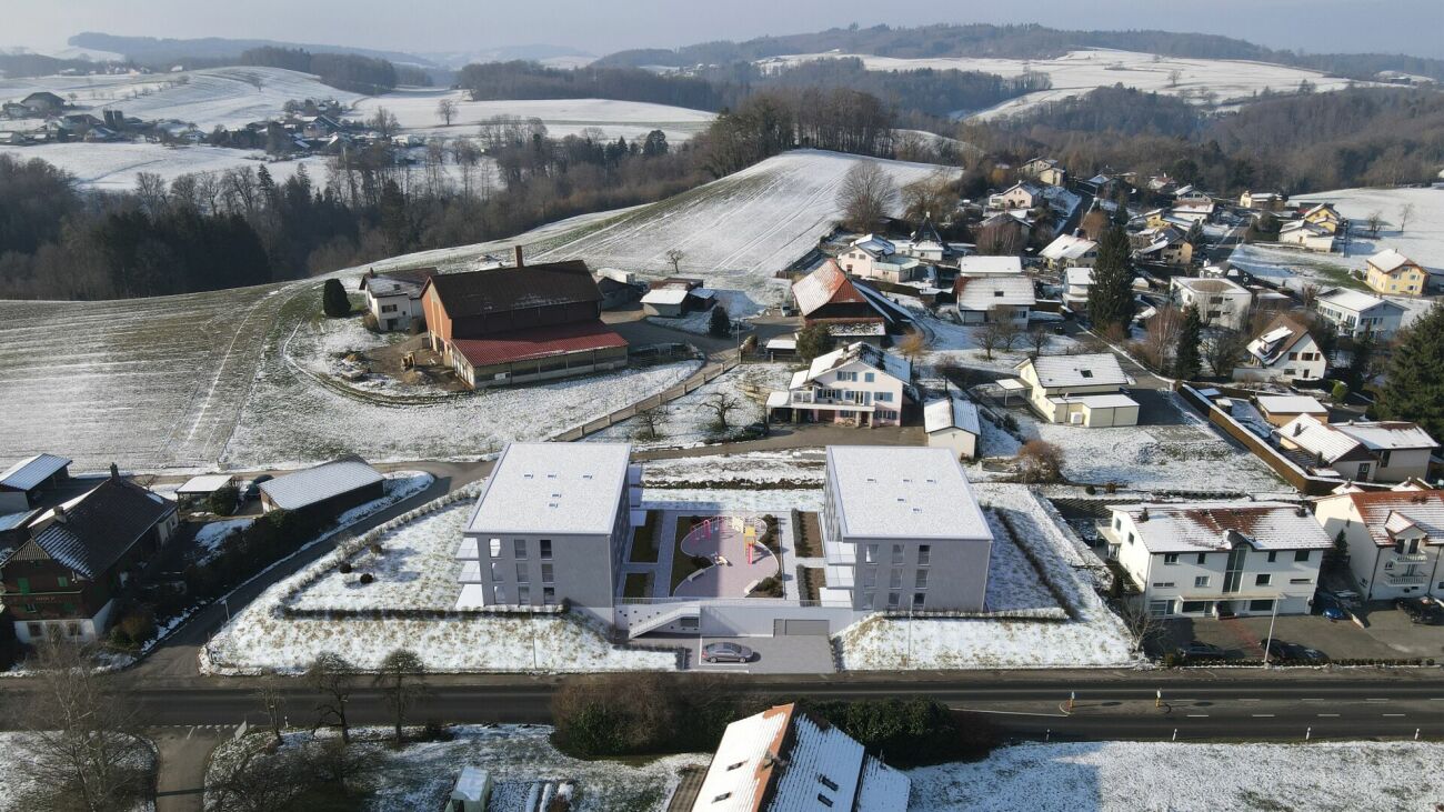Luftaufnahme eines Neubauprojekts im ländlichen Umfeld