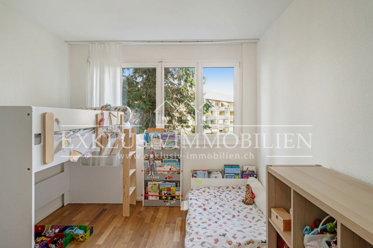 Kinderzimmer mit Hochbett und Spielmöbeln
