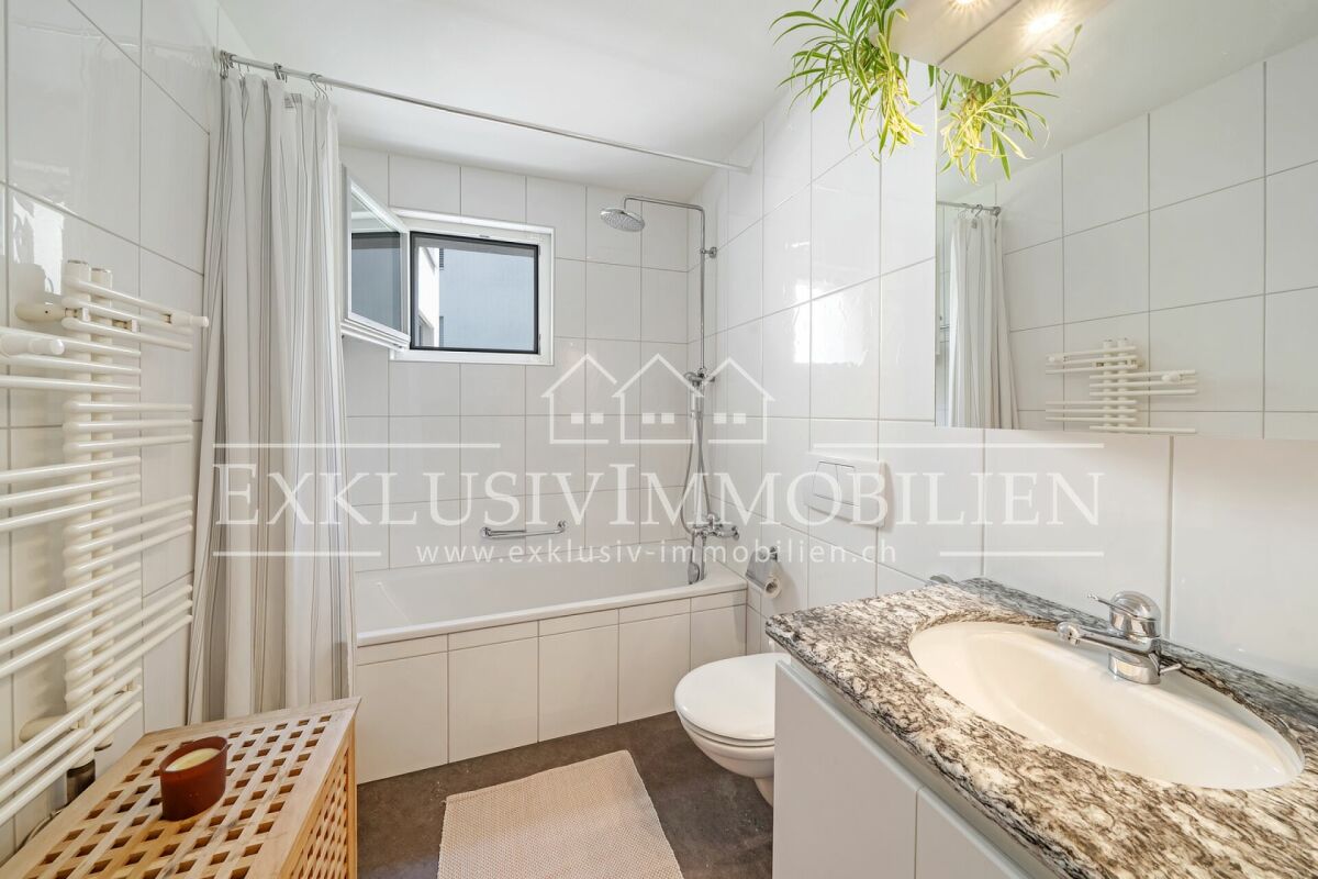 Helles, modernes Badezimmer mit Badewanne und Waschtisch