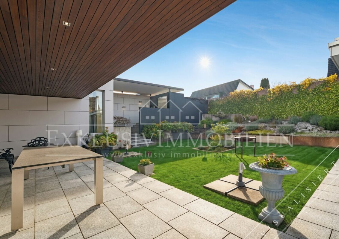 Moderne Terrasse mit Garten
