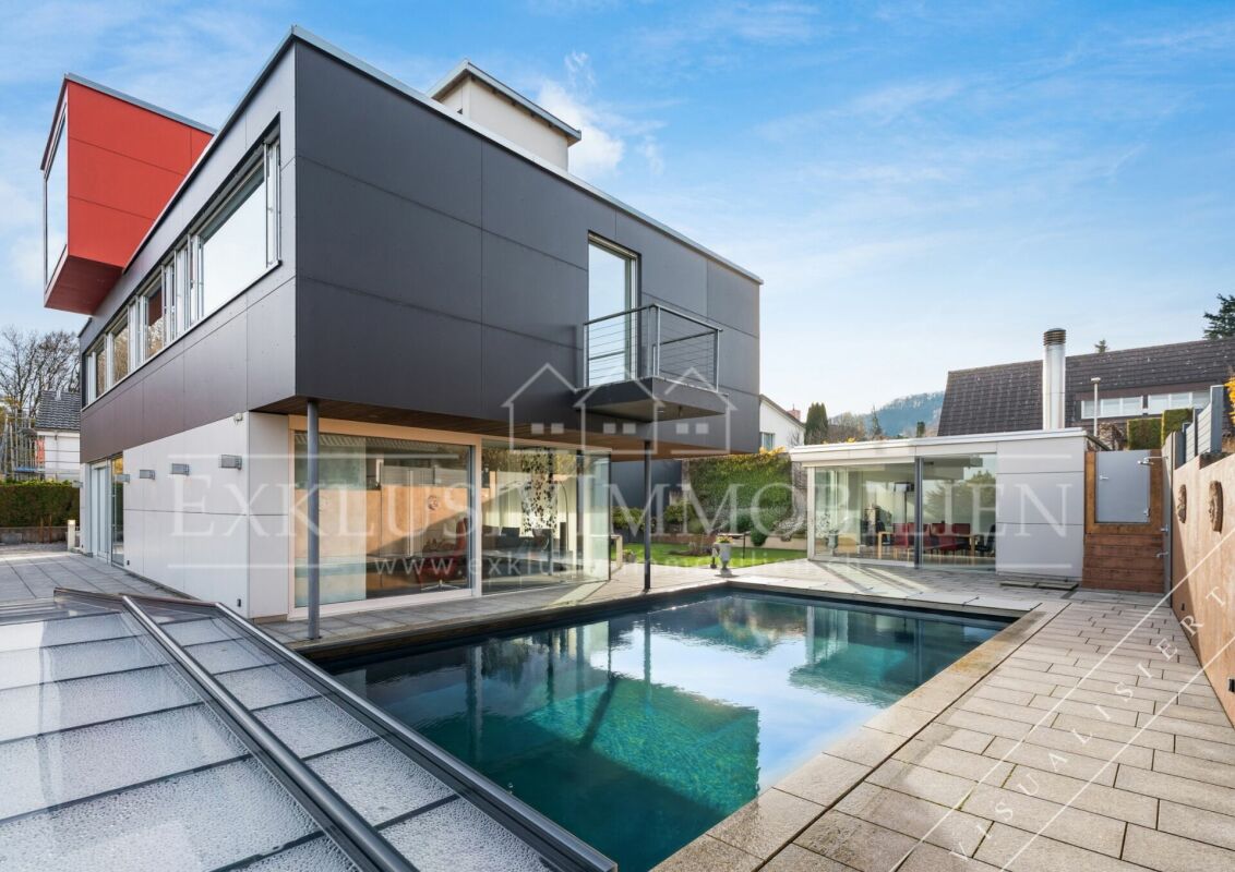 Modernes Haus mit Pool und Terrasse