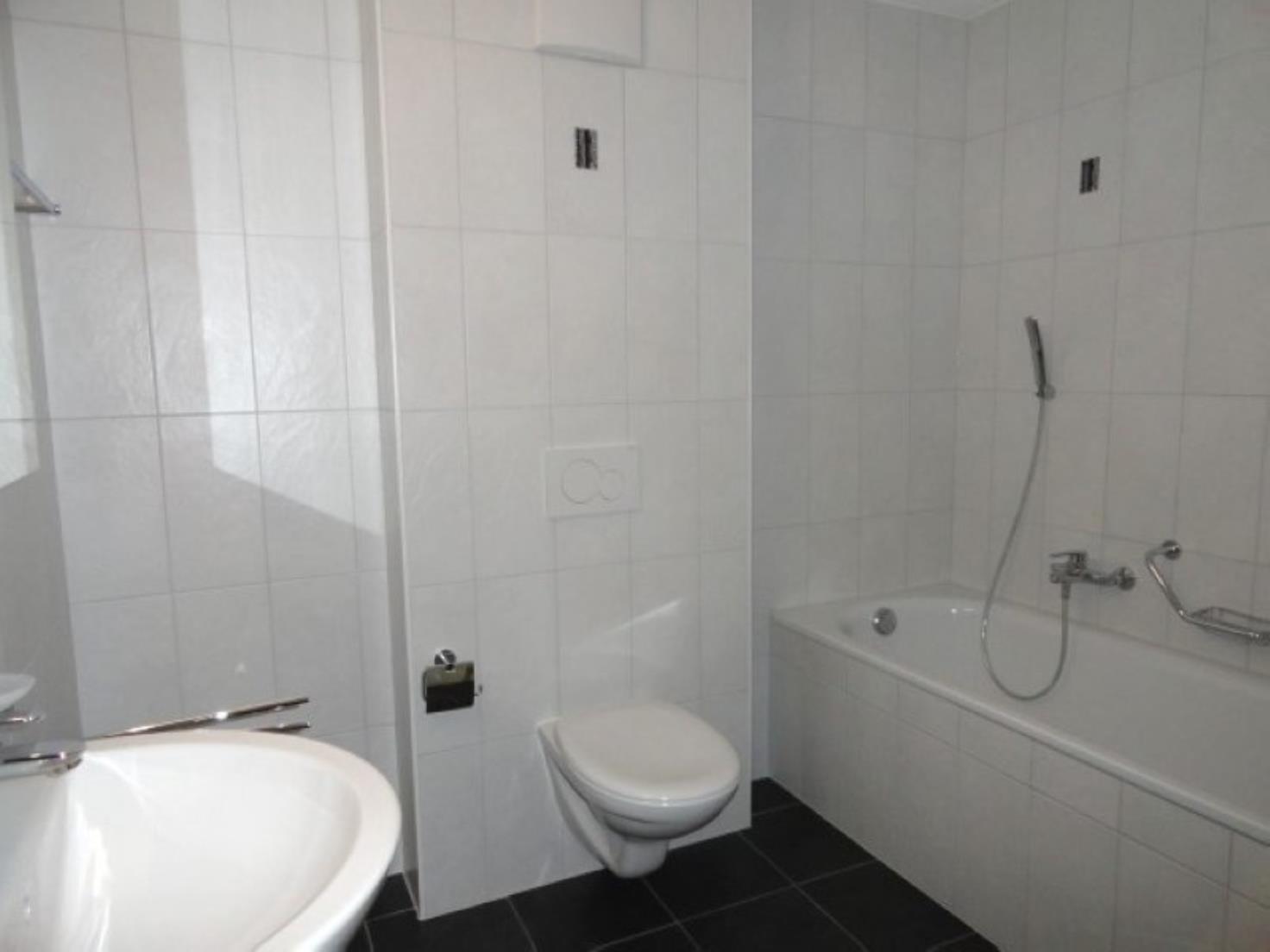 Modernes Badezimmer mit Badewanne und WC