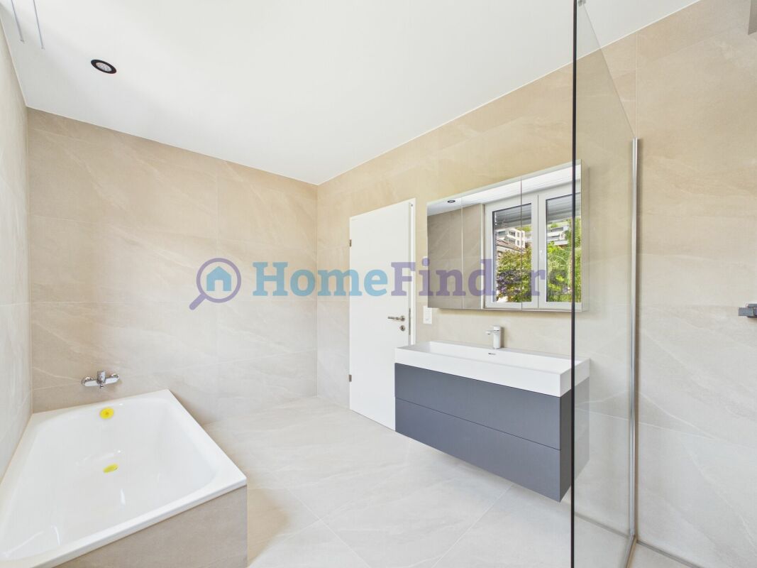 Modernes Badezimmer mit Badewanne und Waschtisch