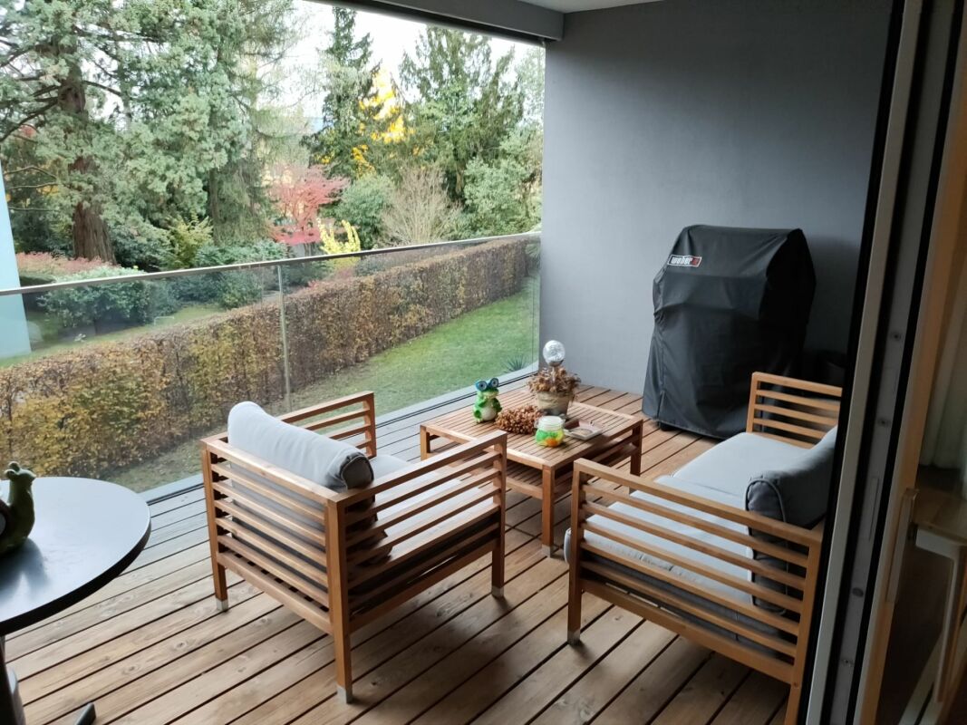 Überdachter Balkon mit Sitzgruppe