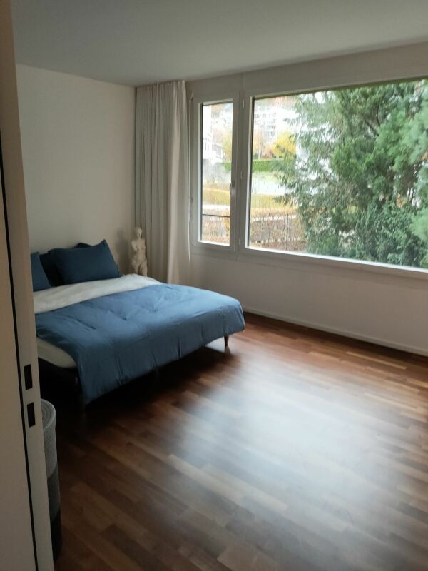 Schlafzimmer mit großem Fenster