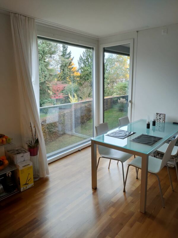 Essbereich mit bodentiefen Fenstern