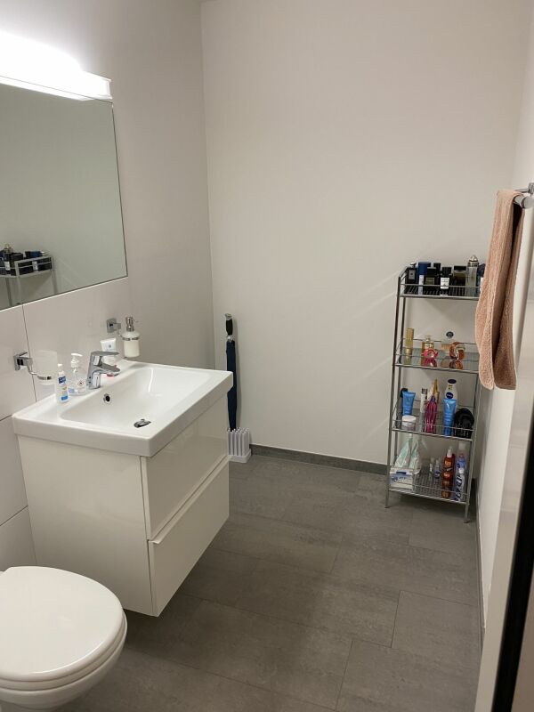 Modernes Gäste-WC mit Waschtisch