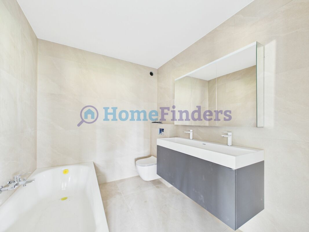 Modernes Badezimmer mit Badewanne und Waschtisch