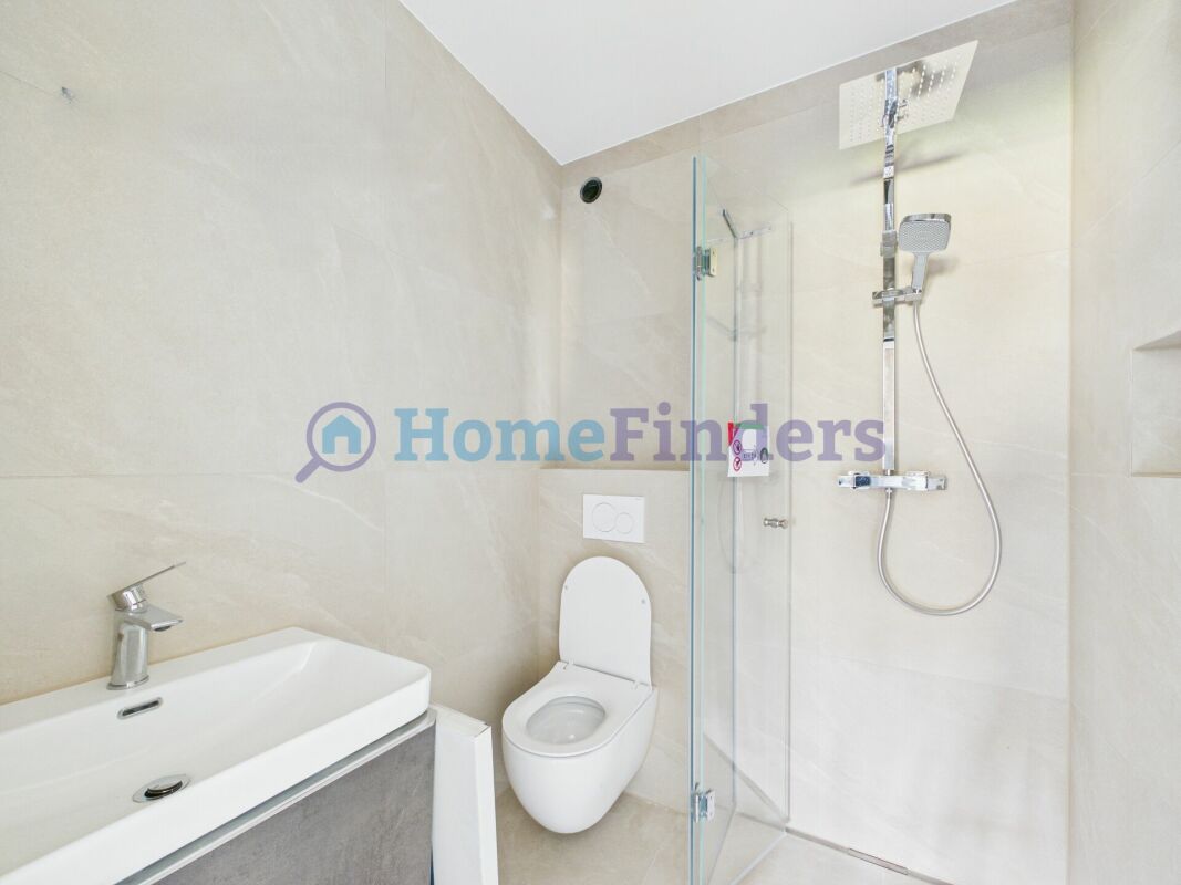 Modernes kleines Badezimmer mit Dusche und WC