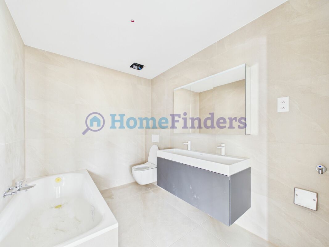 Modernes Badezimmer mit Badewanne und Doppelwaschbecken