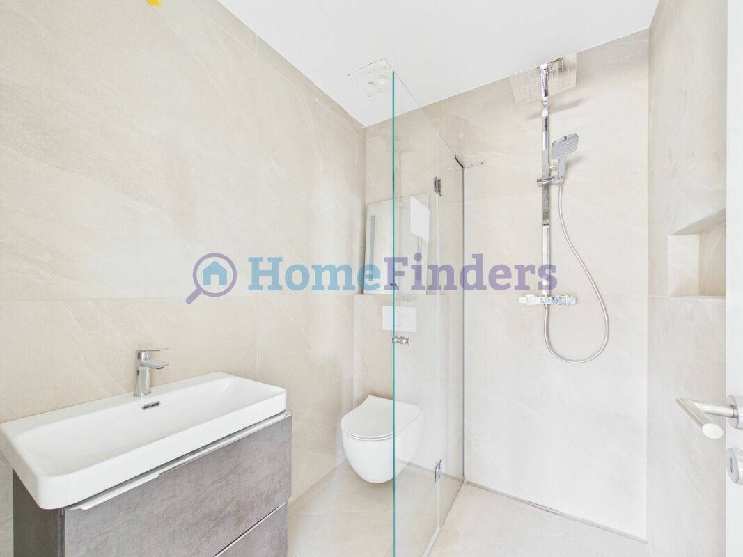 Modernes Badezimmer mit Dusche und WC