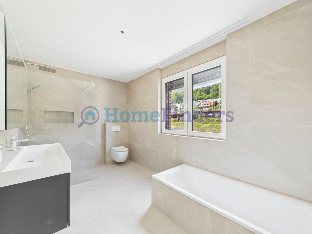 Modernes Badezimmer mit Badewanne, Dusche und Fenster
