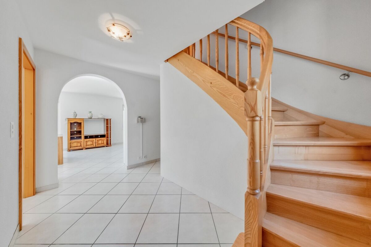 Heller Eingangsbereich mit Treppe