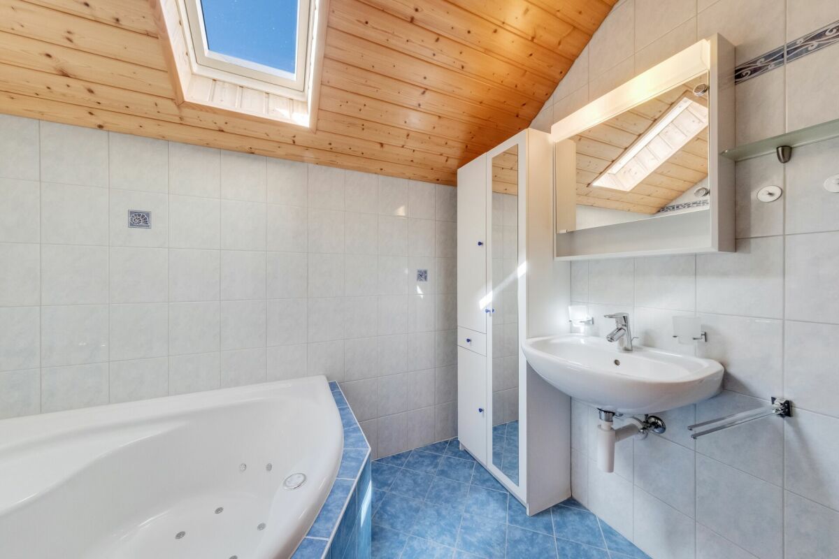 Hell beleuchtetes Badezimmer mit Dachfenster