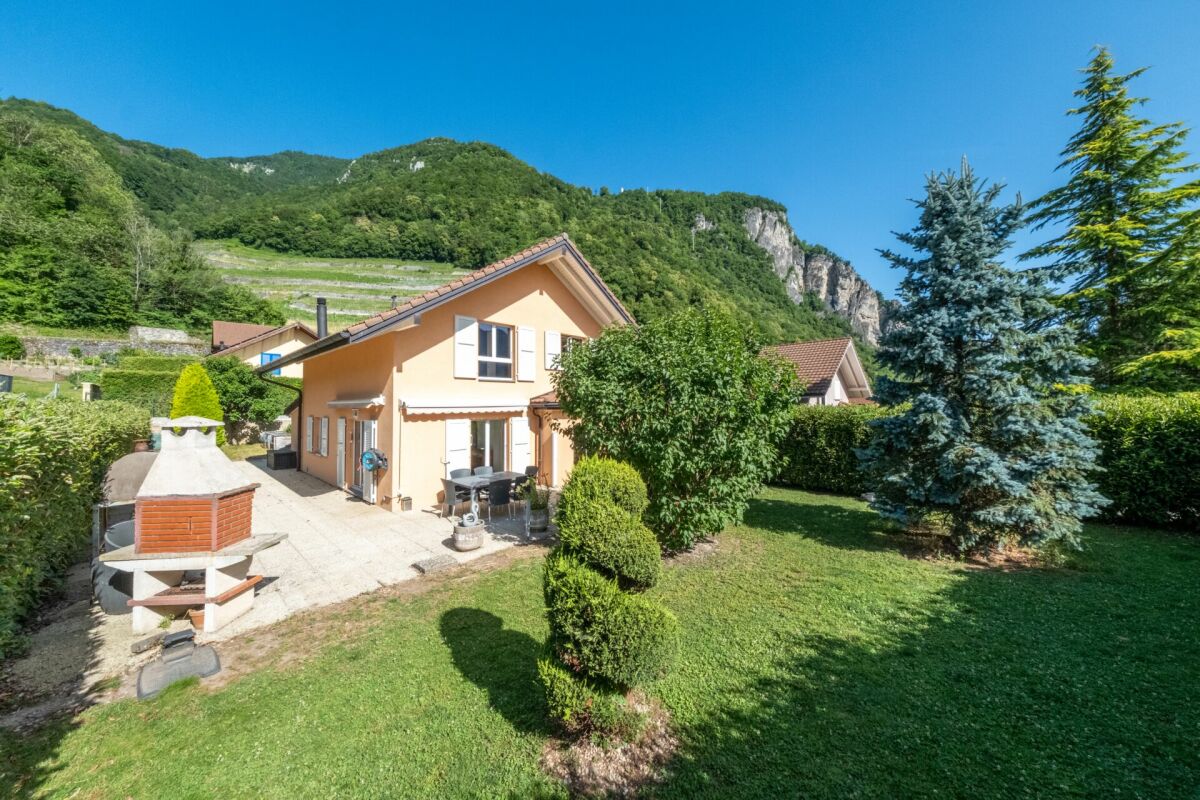 Haus mit Garten und Bergkulisse