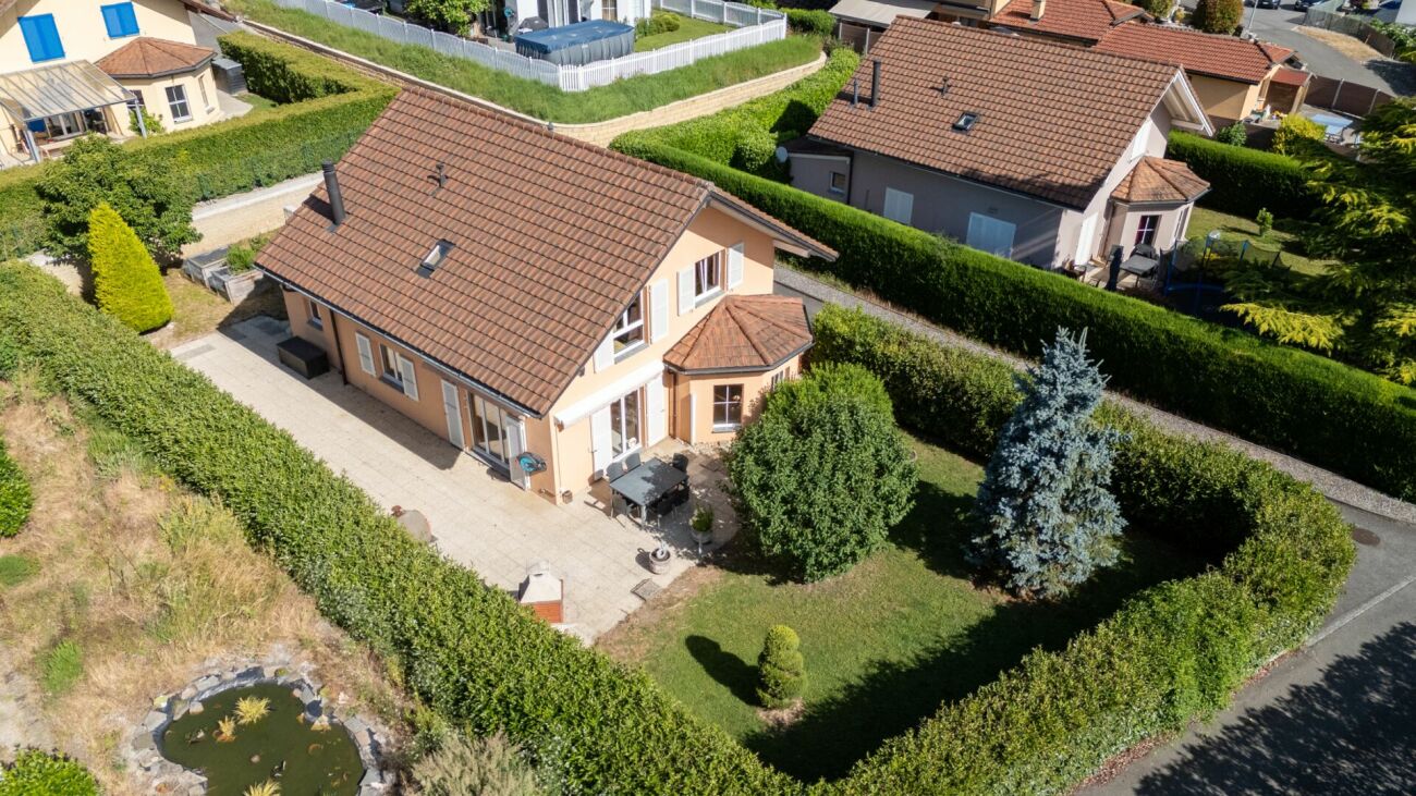 Luftaufnahme eines Einfamilienhauses mit Garten