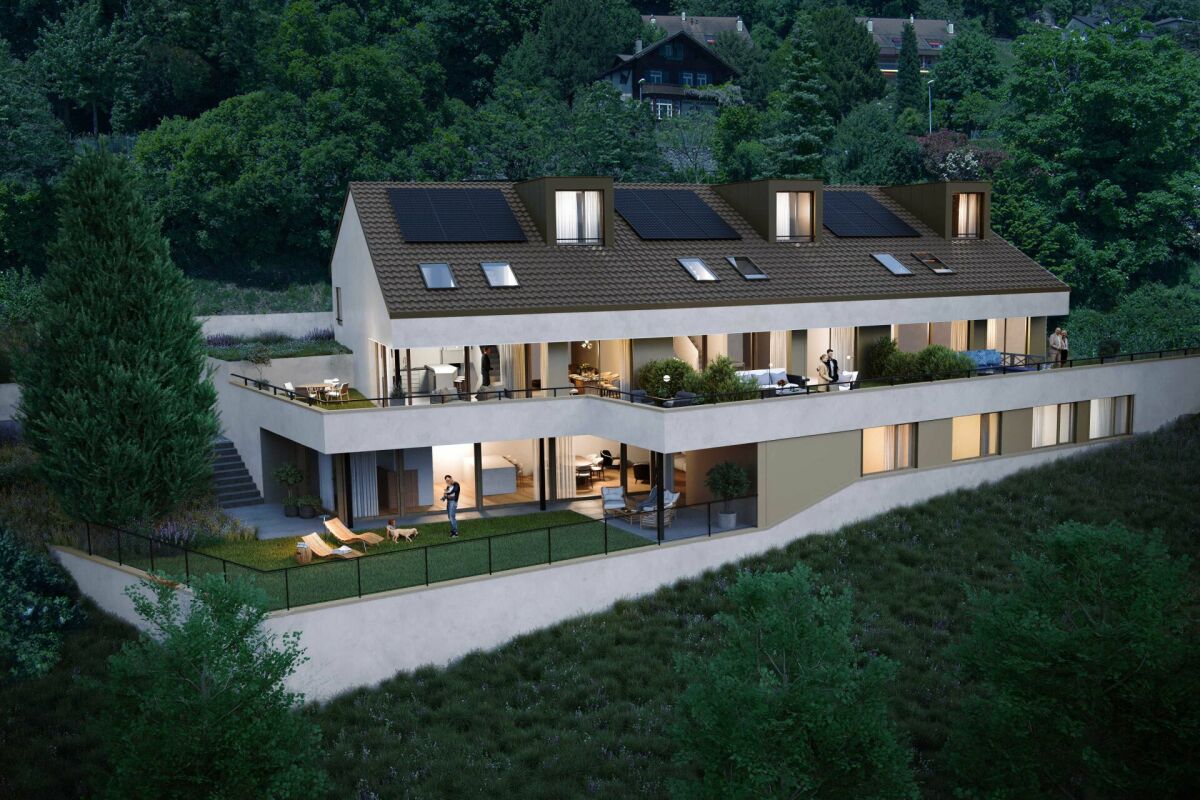 Modernes Mehrfamilienhaus in Hanglage bei Dämmerung