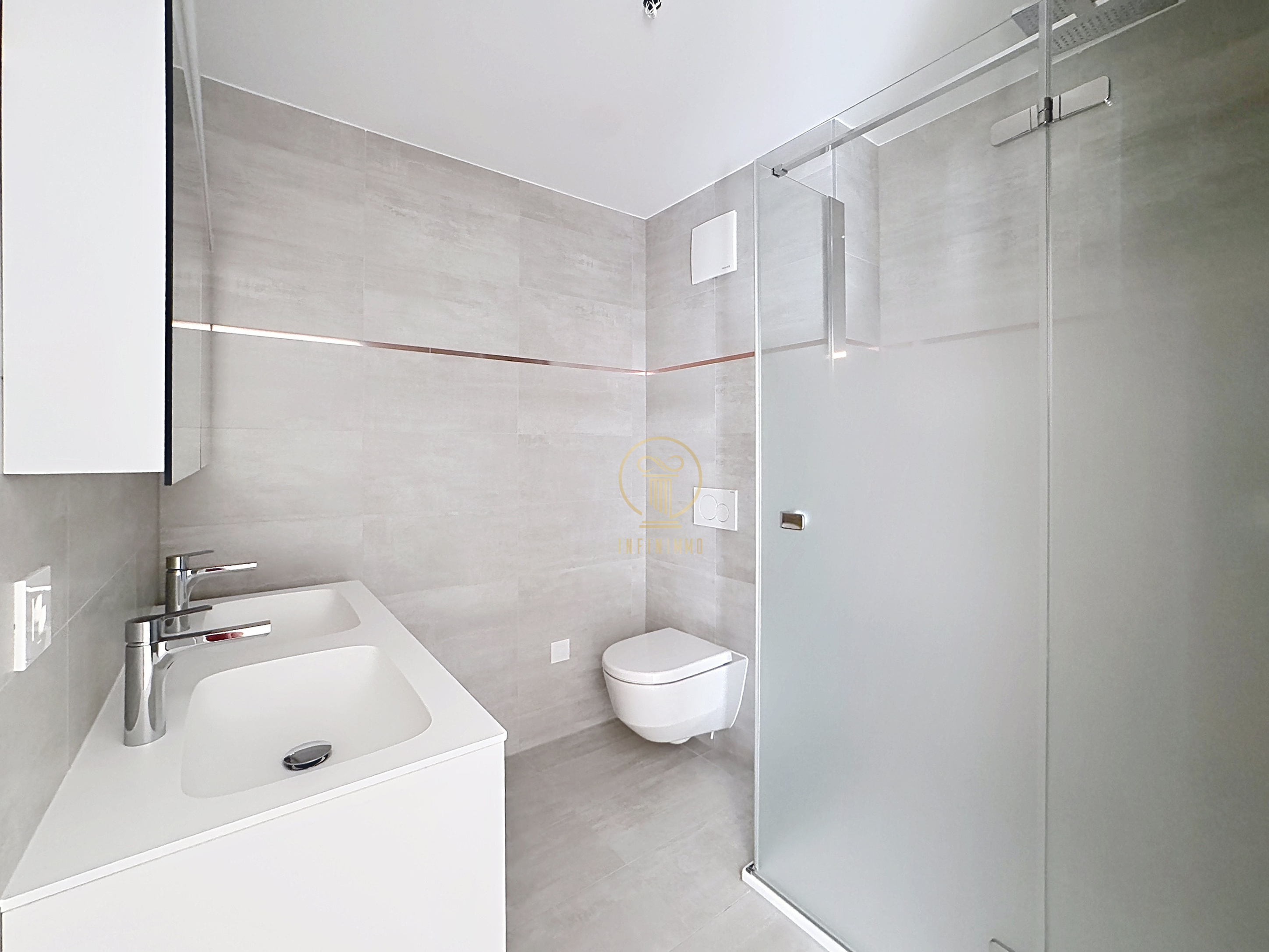 Modernes Badezimmer mit Dusche und WC