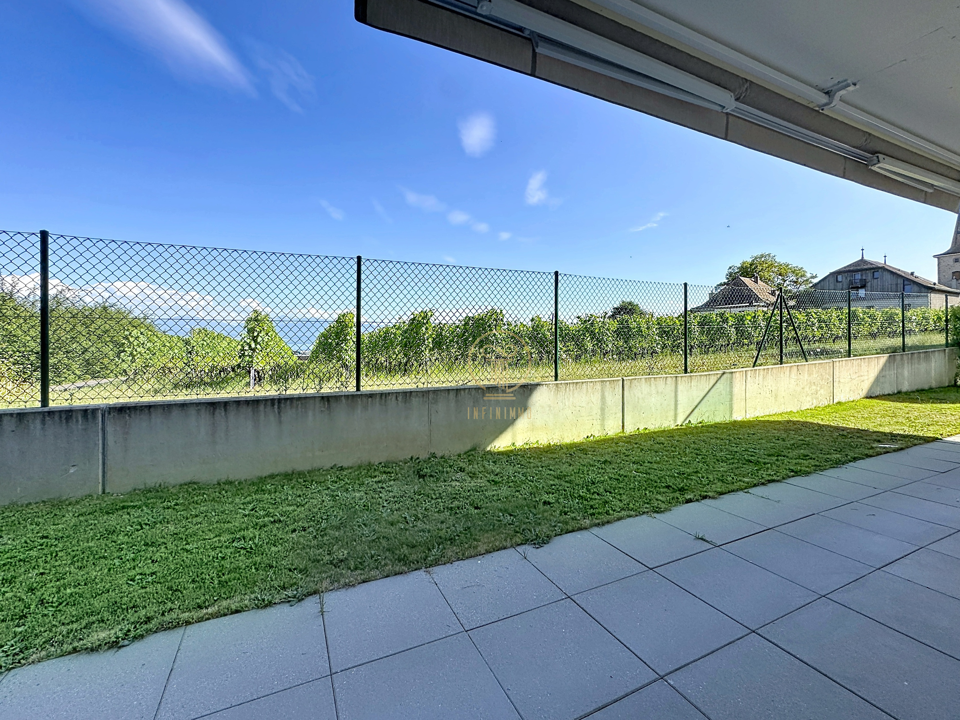 Überdachte Terrasse mit Blick ins Grüne und auf das Meer
