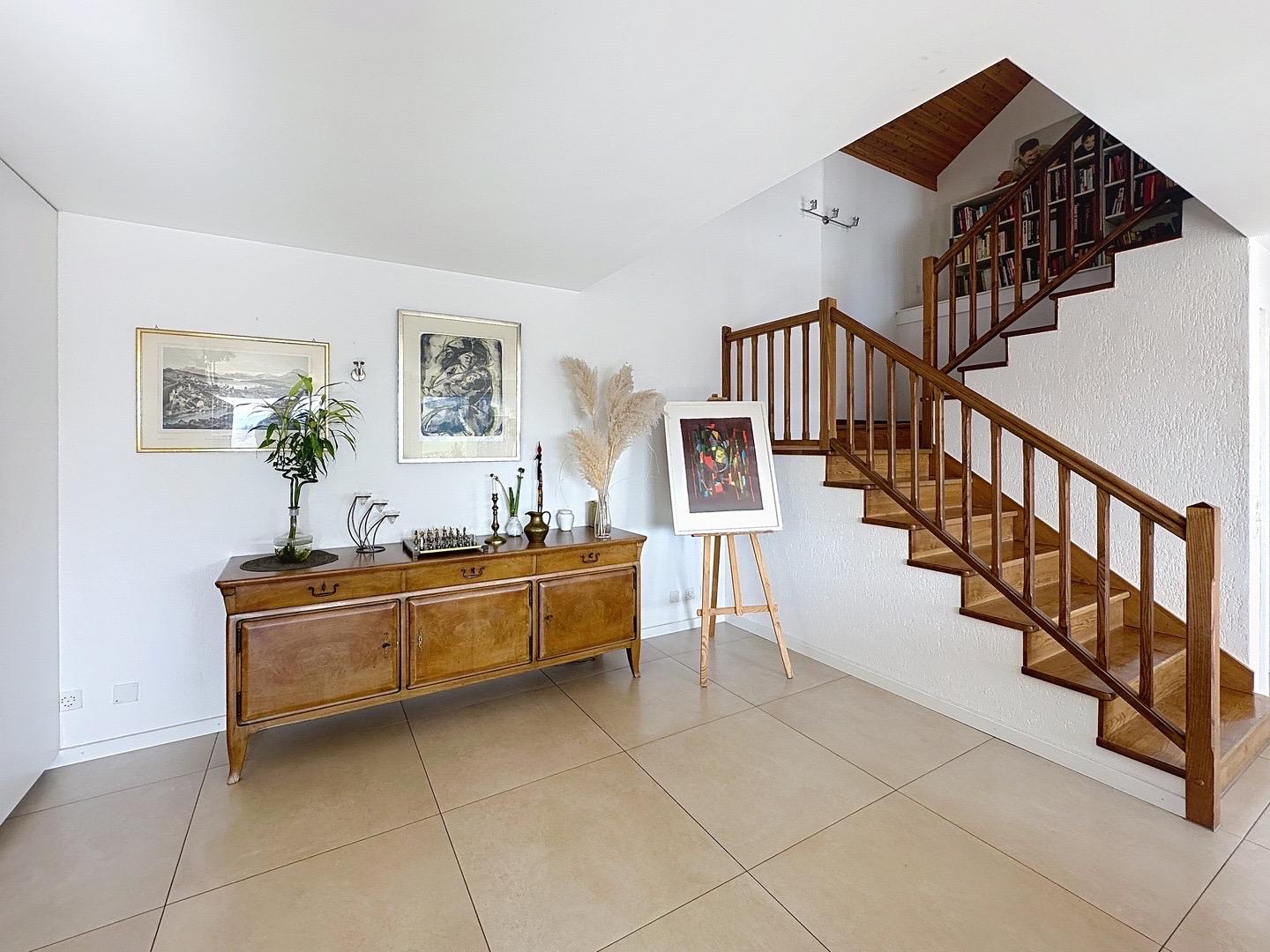 Treppenhaus mit Sideboard