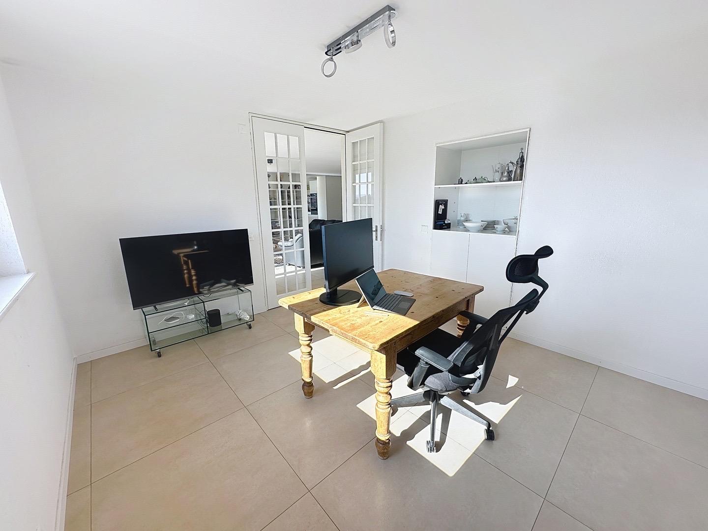 Heller Arbeitsraum mit Schreibtisch