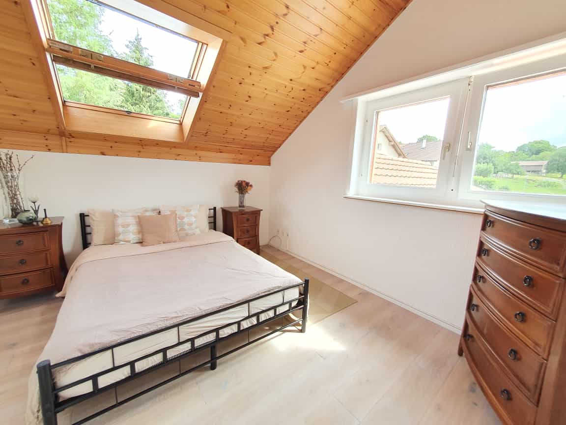 Dachgeschoss-Schlafzimmer mit Holzdecke und Dachfenster