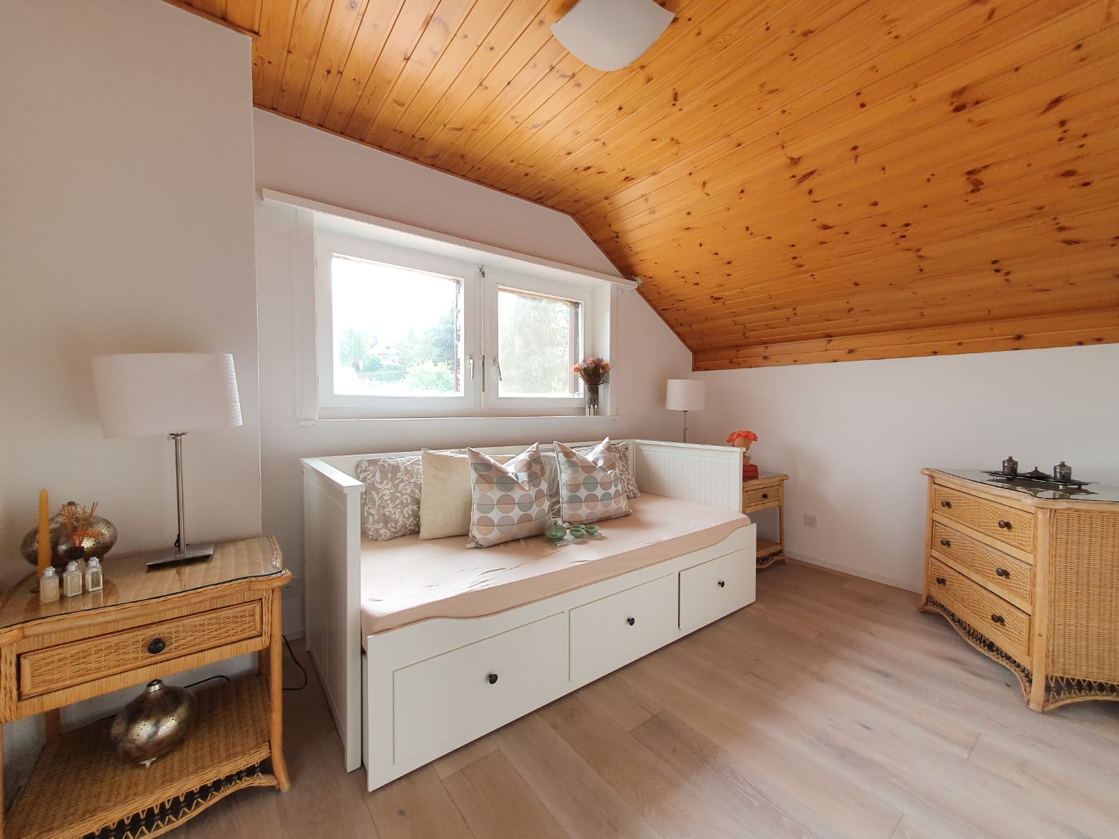Gemütliches Dachzimmer mit Holzdecke